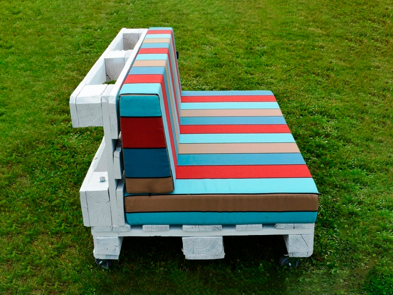 Двухместный диван White с разноцветной подушкой