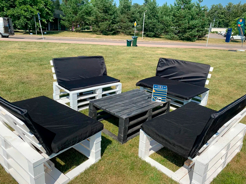 Диван из паллет двухместный белый с серой подушкой