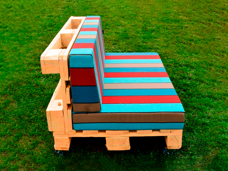 Двухместный диван Wood с разноцветной подушкой