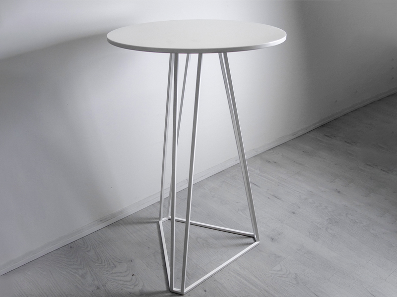 Фуршетный столик с треугольным основанием