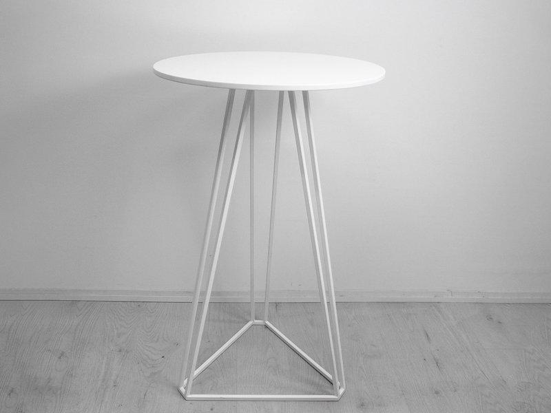 Фуршетный столик с треугольным основанием