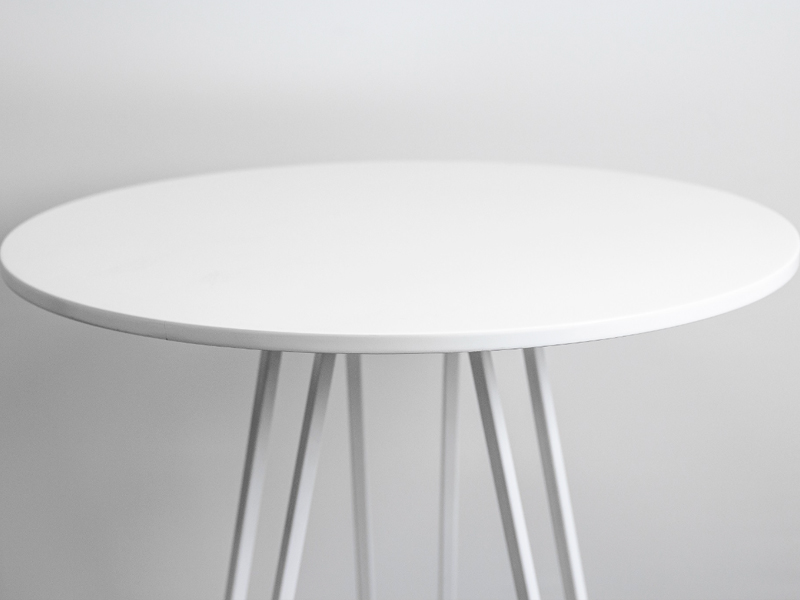 Фуршетный столик с треугольным основанием