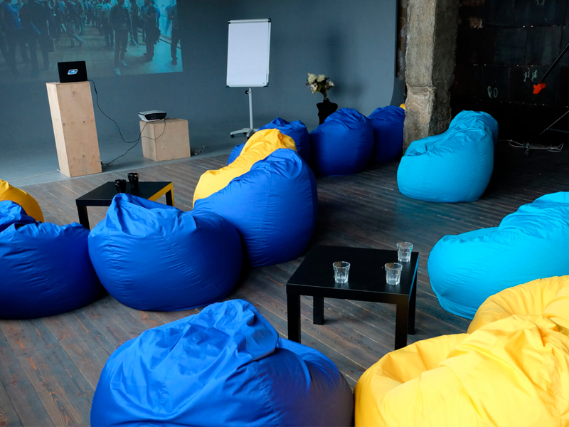 Голубой пуфик