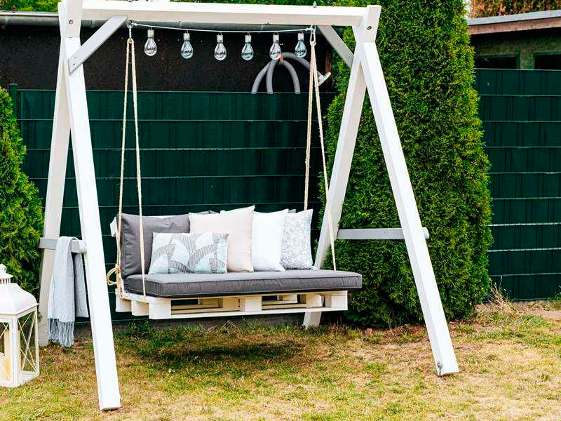 Качели белого цвета