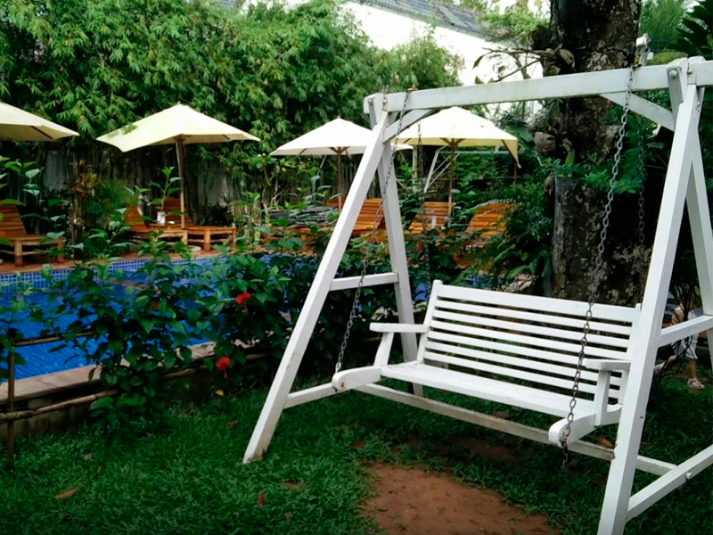 Качели белого цвета