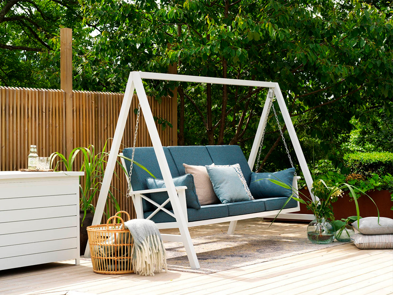 Качели синего цвета