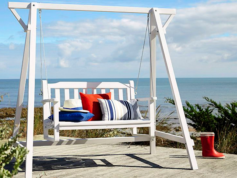 Качели синего цвета