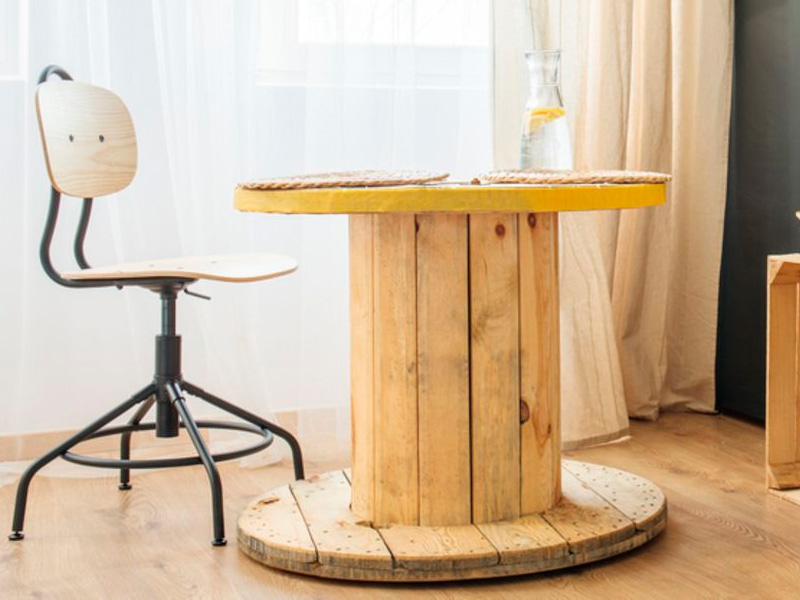 Стол-катушка корпоративный с голубым кантом