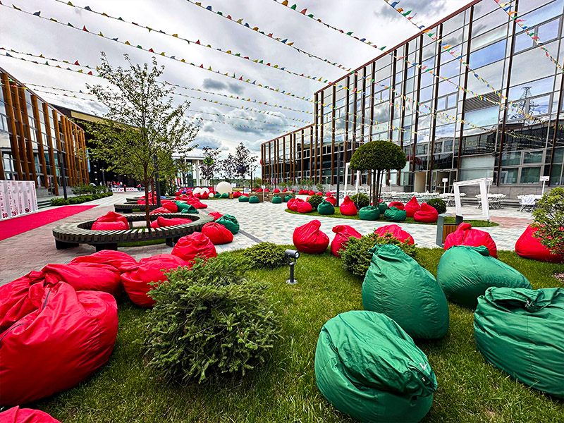 Красный пуфик