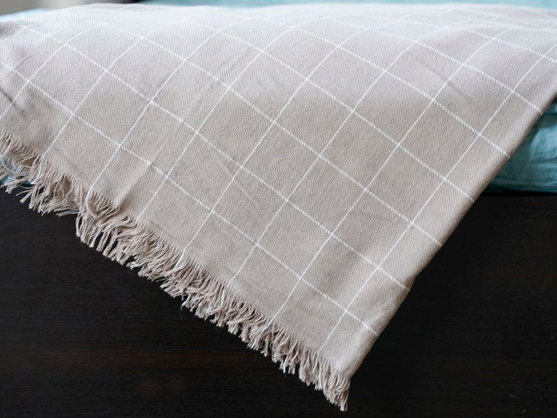 Клетчатый плед бежевого цвета