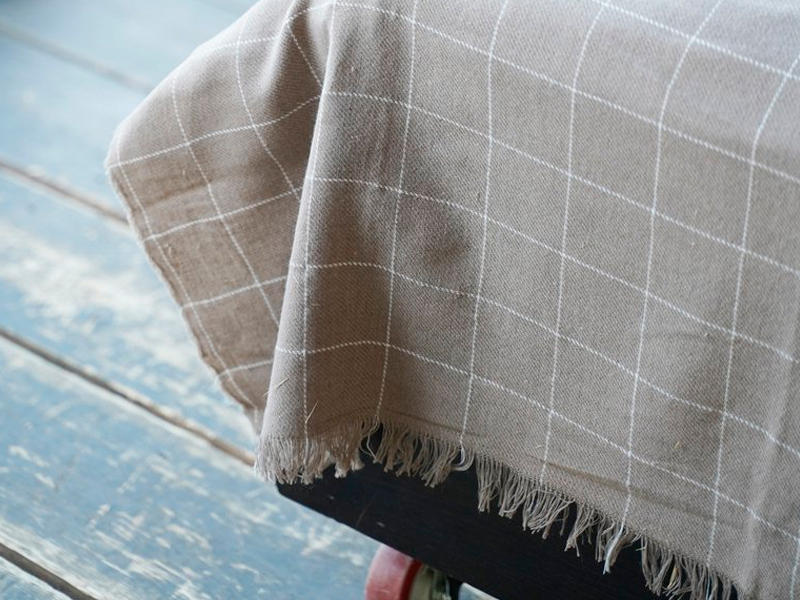 Клетчатый плед бежевого цвета