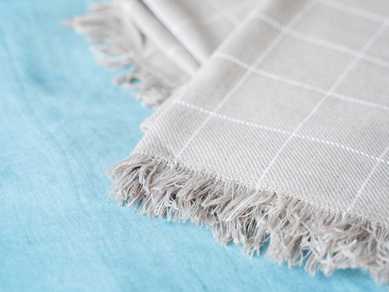 Клетчатый плед бежевого цвета