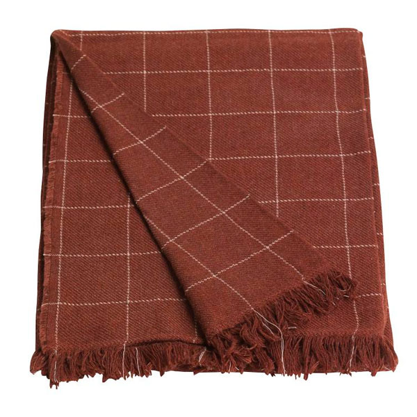 Клетчатый плед кирпичного цвета