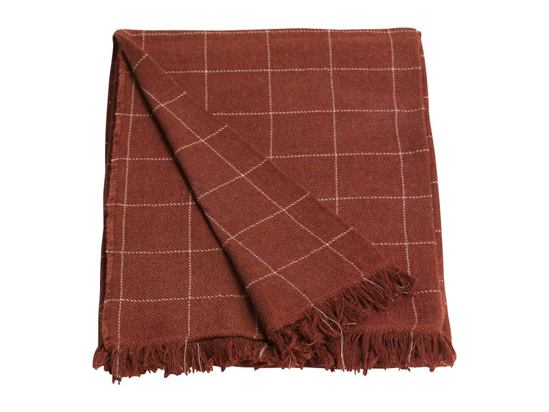 Клетчатый плед кирпичного цвета