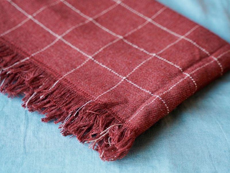 Клетчатый плед кирпичного цвета