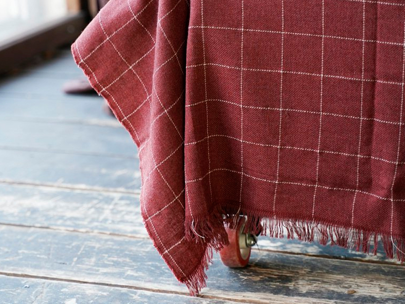 Клетчатый плед кирпичного цвета