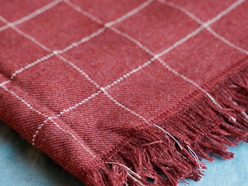 Клетчатый плед кирпичного цвета