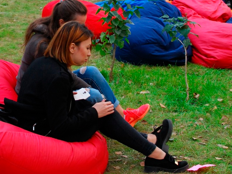 Красный пуфик