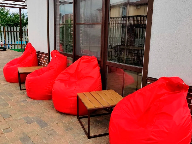 Красный пуфик