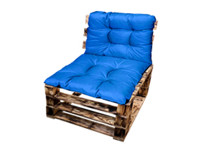 Кресло из поддонов обожжённое с синей подушкой