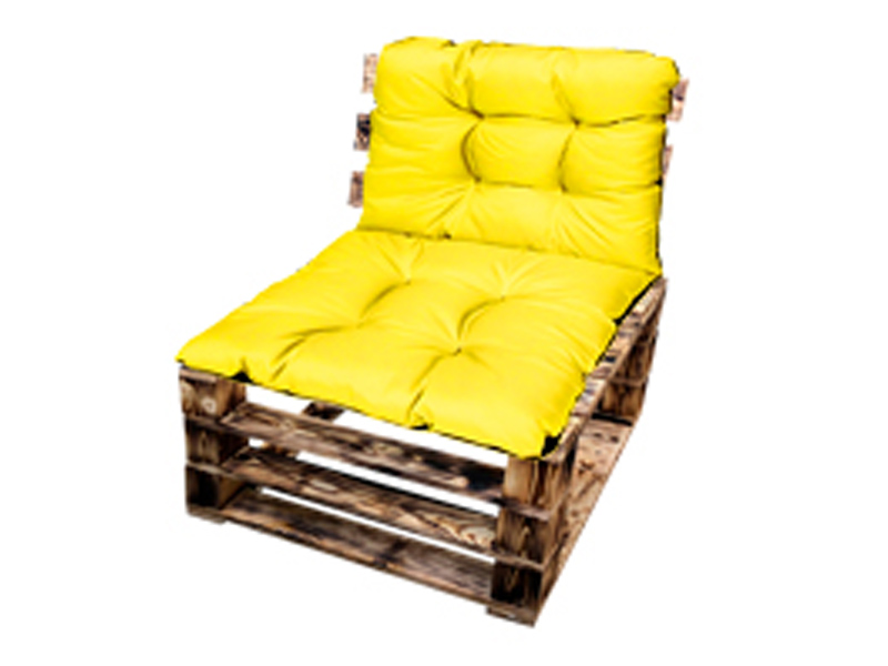 Кресло из поддонов обожжённое с желтой подушкой