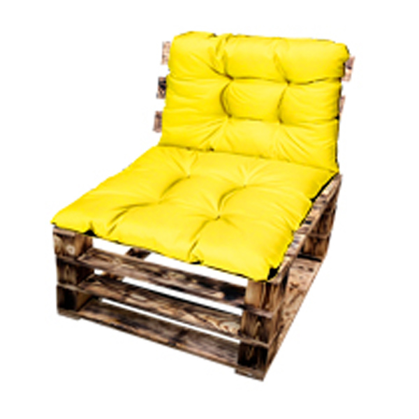Кресло из поддонов обожжённое с желтой подушкой