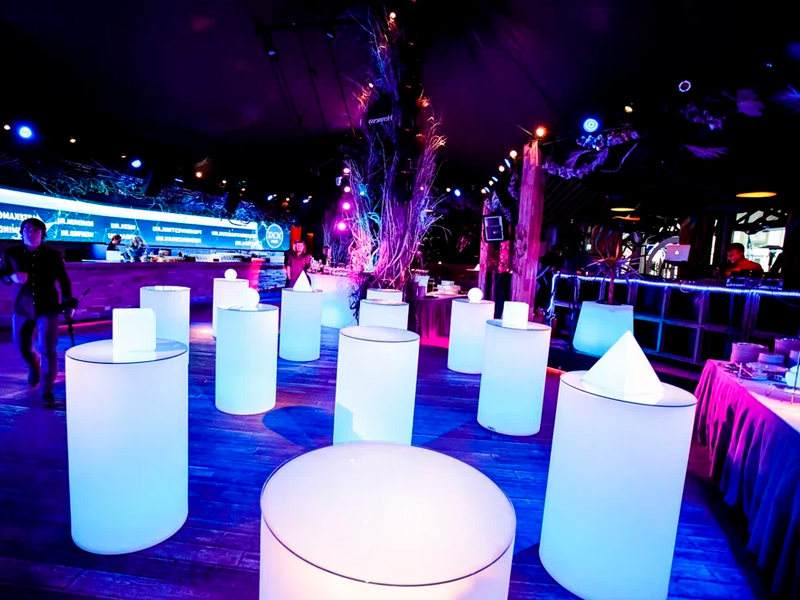 Круглый светящийся коктейльный столик