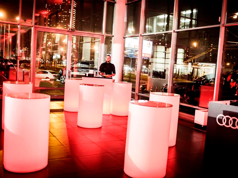 Круглый светящийся коктейльный столик