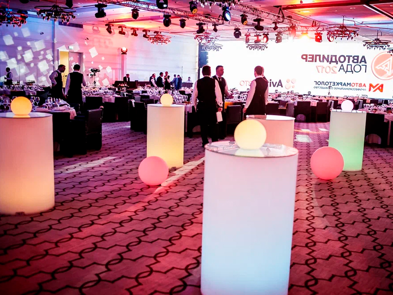 Круглый светящийся коктейльный столик