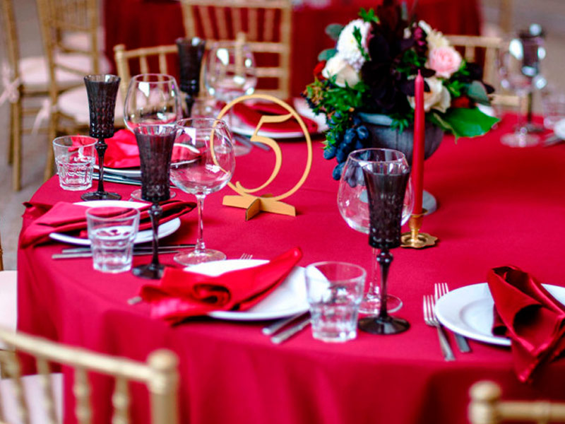 Наперон для круглого стола красный 2,2м