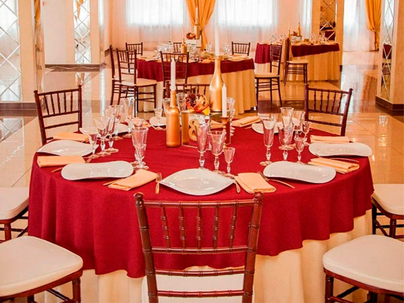 Наперон для круглого стола красный 2,2м