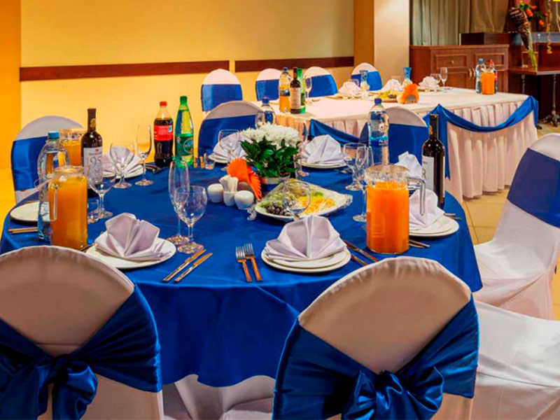 Наперон для круглого стола синий 2,2м