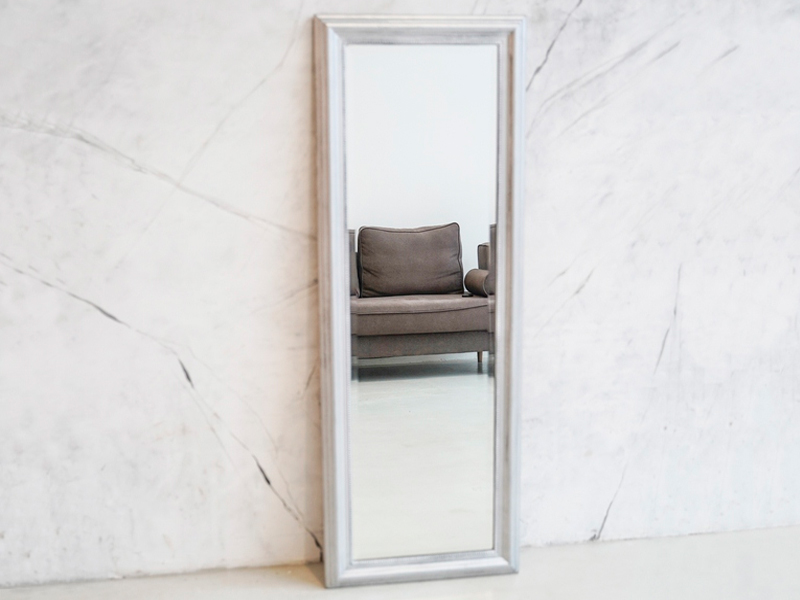 Напольное зеркало в серебристой раме