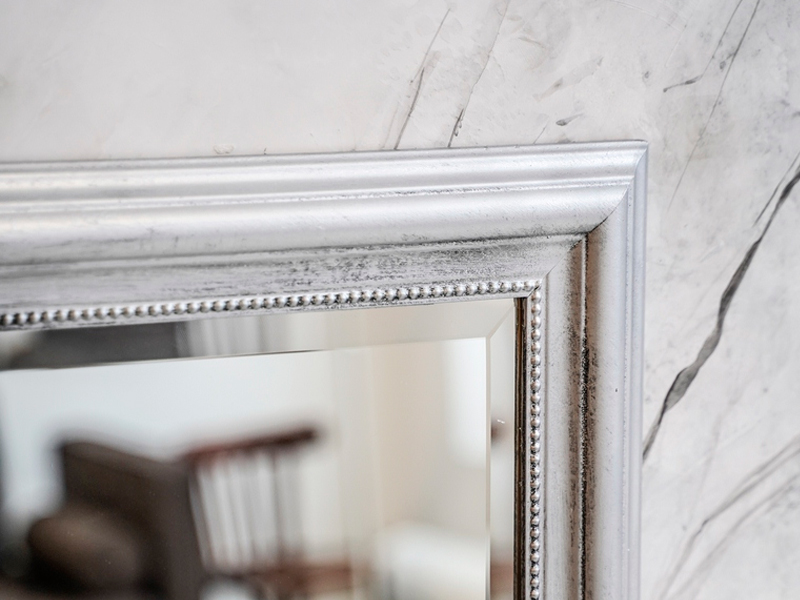 Напольное зеркало в серебристой раме