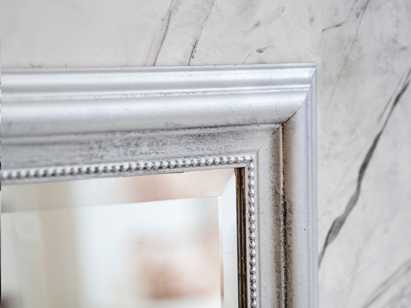 Напольное зеркало в серебристой раме