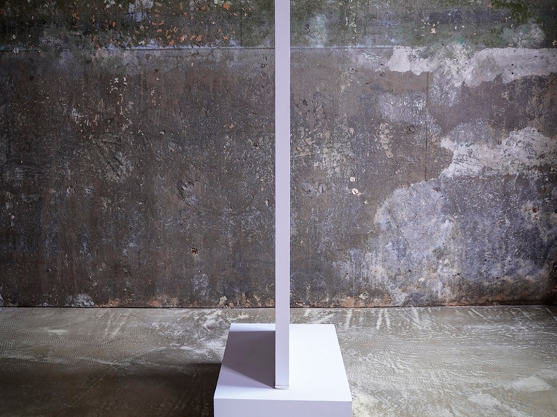 Напольный указатель белый