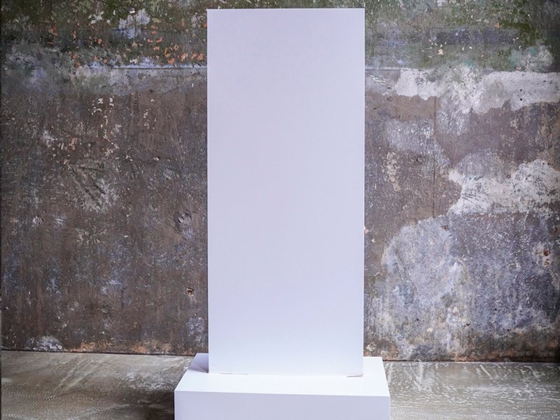 Напольный указатель белый