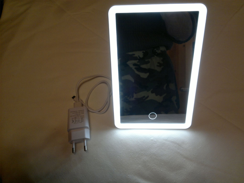 Настольное белое зеркало с подсветкой