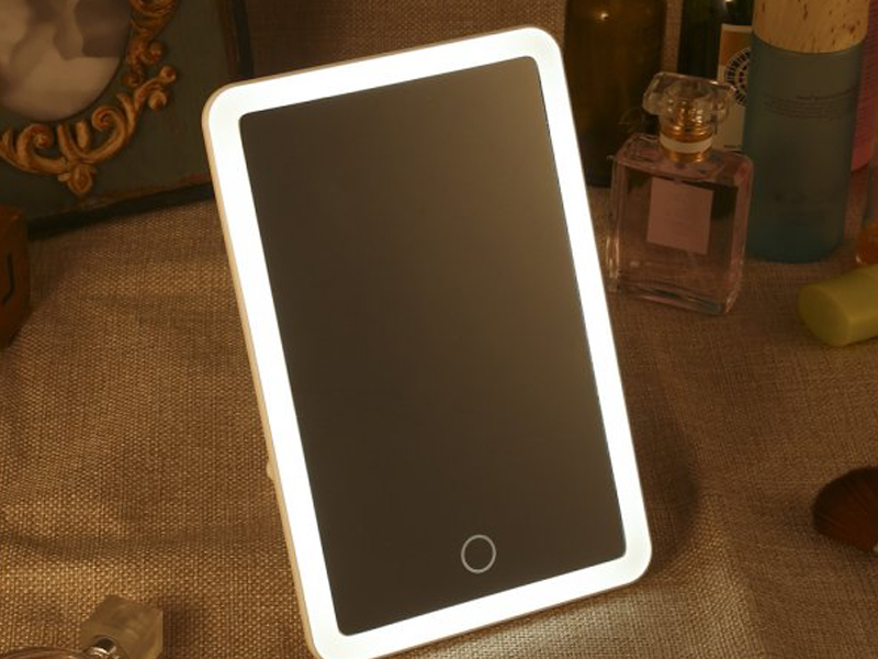 Настольное белое зеркало с подсветкой