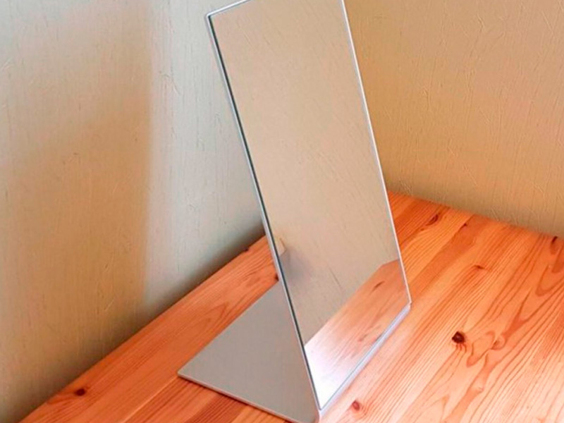 Настольное белое зеркало Тиснение