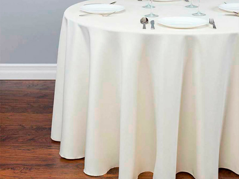 Стол банкетный с белой скатертью