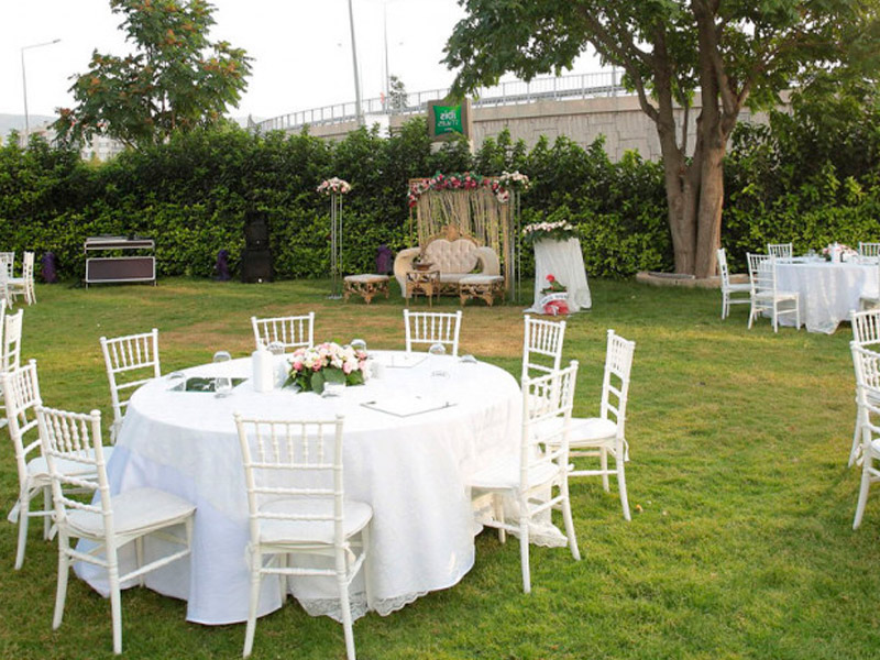 Стол банкетный с белой скатертью