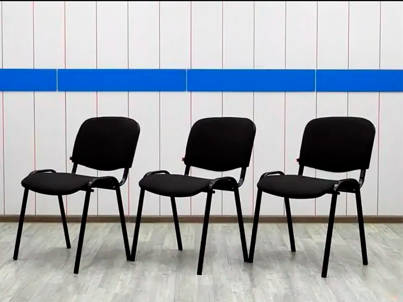 Офисный стул черный