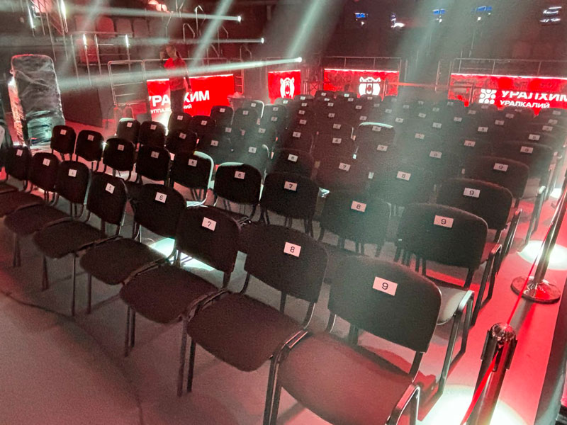 Офисный стул черный