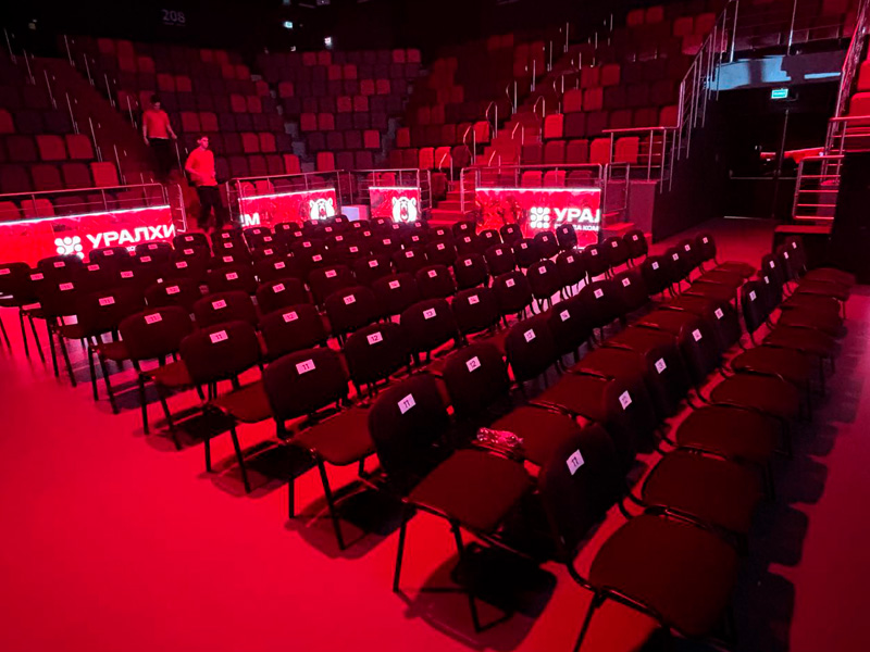 Офисный стул черный