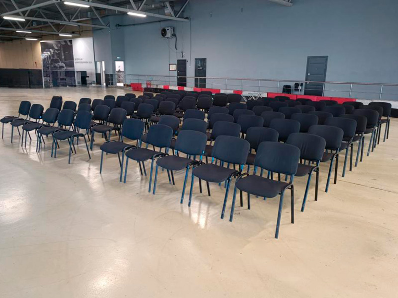 Офисный стул черный