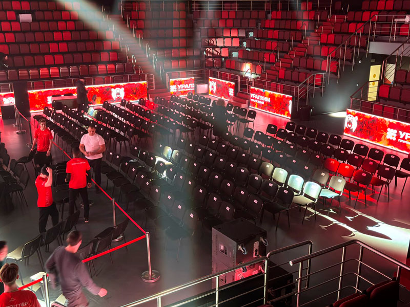 Офисный стул черный