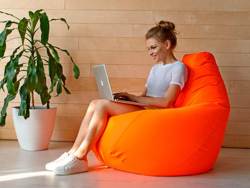 Оранжевый пуфик