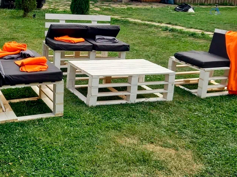 Стол паллетный журнальный белый