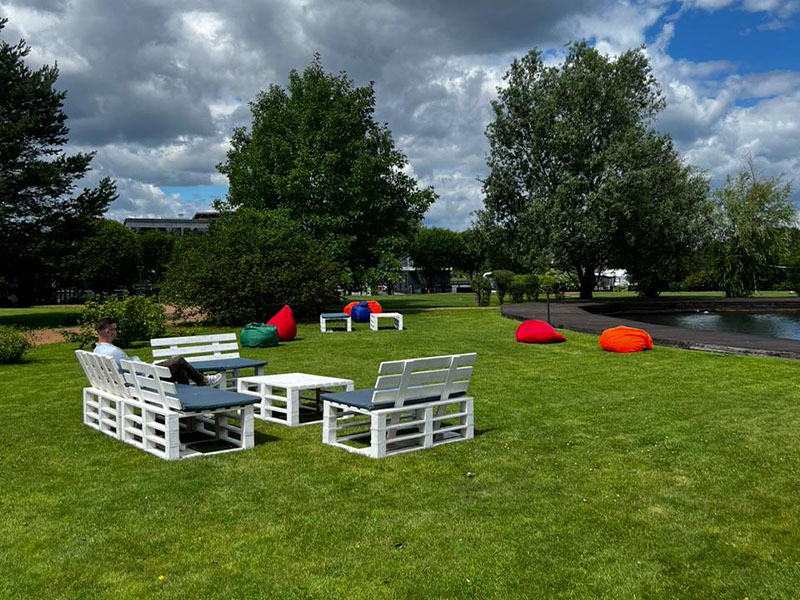 Стол паллетный журнальный белый